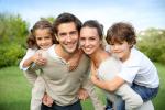 Platz 1: Parents giving piggyback ride to children, © goodluz - Fotolia.com