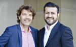 Der WebGuerillas-Gründer David Eicher (links) freut sich mit Territory-CEO Soheil Dastyari auf eine gemeinsame Zukunft (Foto: Sima Dehgani)