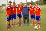 Andrew Cassidy demonstriert den Bayern-Spielern sein Talent