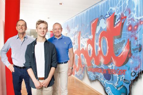 Die beiden echolt-Geschäftsführer Axel Wolfgang (links) und Bernd Münchinger (rechts) präsentieren stolz das neue „Agentur-Kunstwerk“ – die Malermeister-Abschlussarbeit von Sebastian Schirrmacher (Foto: echolot)
