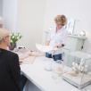 Glamour Beauty-Chefin Stephanie Neureuter bei der Arbeit, fotografiert von Patrizia Doubek c/o tschangizian photographers